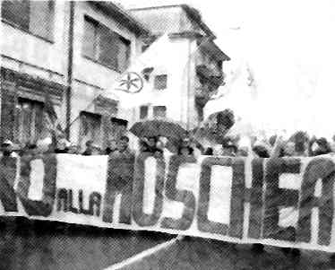 manifestante leghista contro la moschea di Lodi